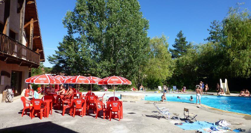 La piscine avec la terrasse