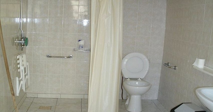 Sanitaire handicapé avec douche, toilette et lavabo