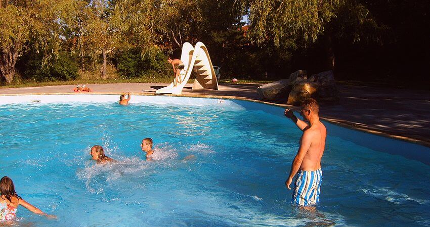 La piscine (de 35cm à 1.90m de profondeur)