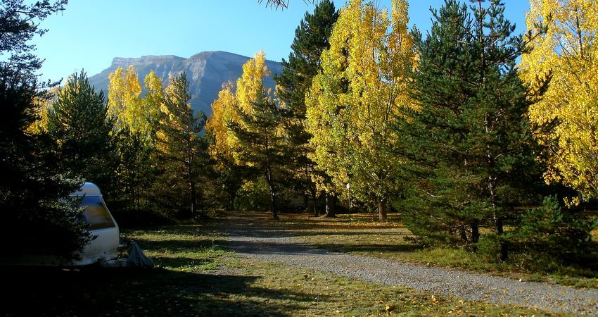 Le camping en automne avec vue sur Céüse (2000m)