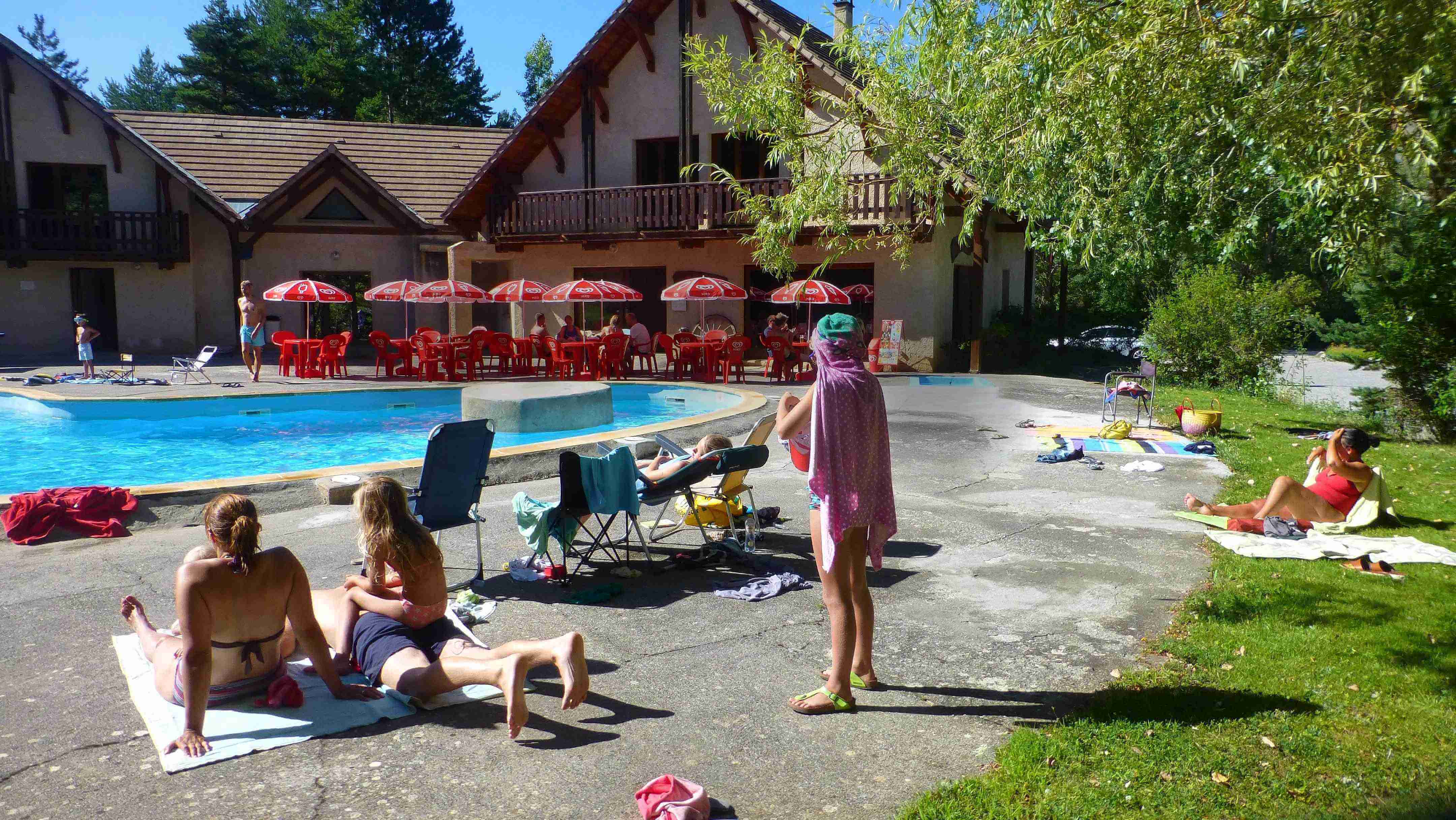 Piscine pendant l’été